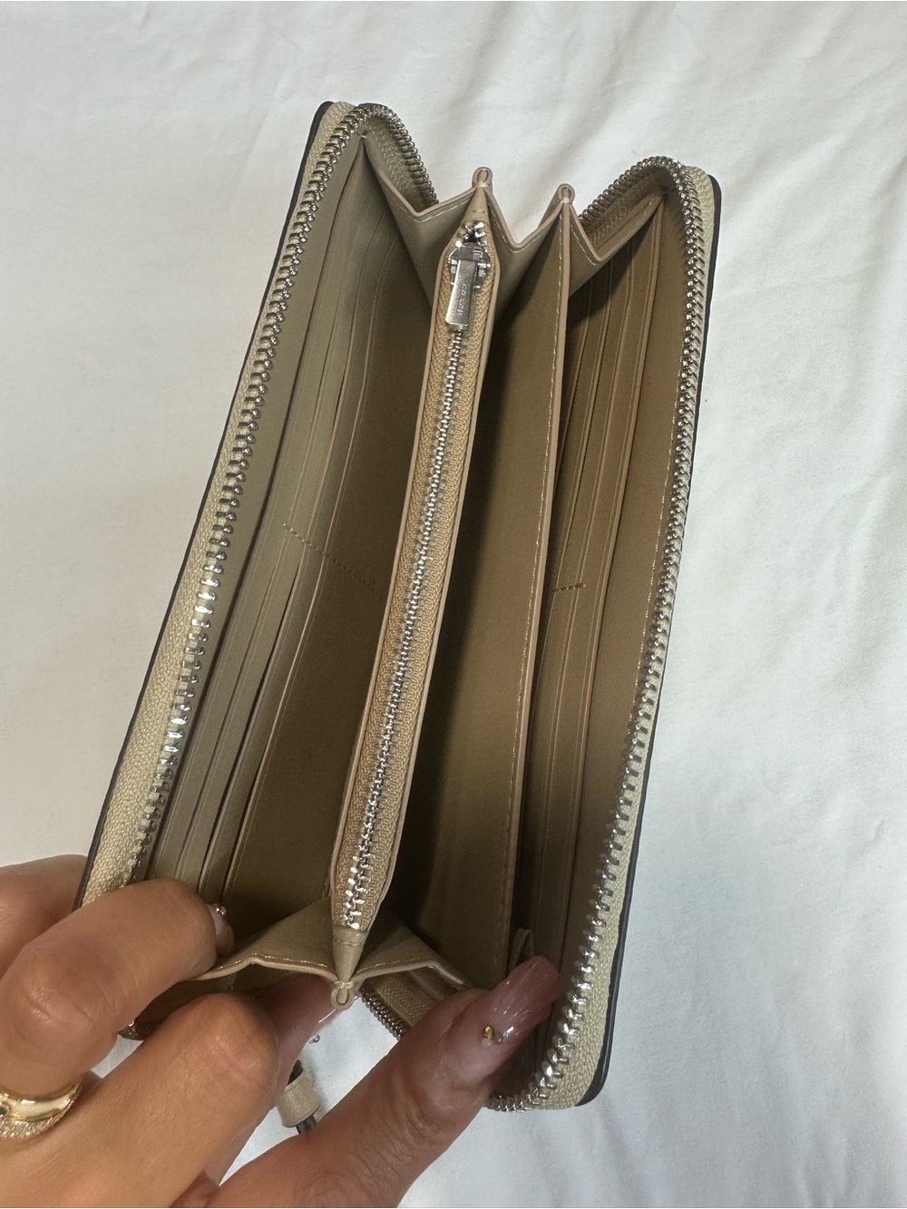 Coach
LONG ZIP AROUND WALLET WITH LEMON PRINT . New no tag - Picture 6 of 6
